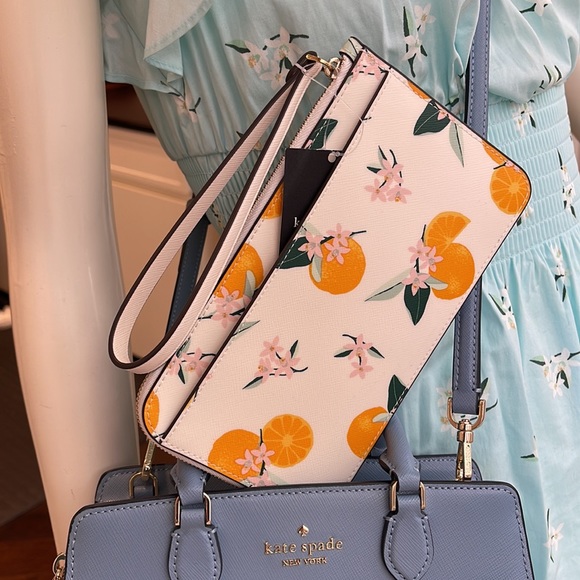 Kate Spade Lucy Orange Toss Printed Medium L-Zip Wristlet
Cream Multi
NWT - Picture 15 of 16